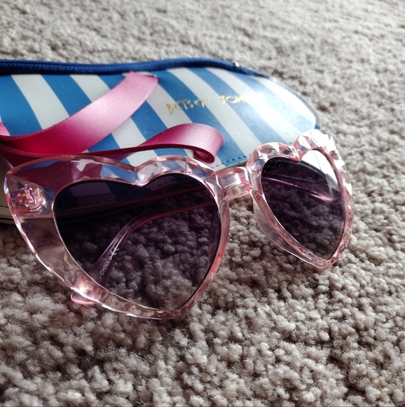 Betsey Johnson Heart Shaped Cateye Sunglasses & Beach Sandal Sunglass Holder - Picture 3 of 15